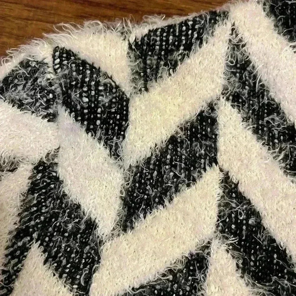 August Silk Women’s black & white chevron print cardigan sweater open front - Picture 3 of 11